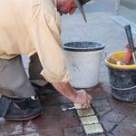 Künstler Gunter Demnig verlegte die Stolpersteine in Köthen.