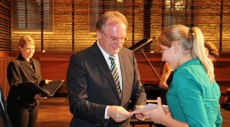 Schirmherr des Wettbewerbs, Ministerpräsident Dr. Reiner Haseloff, gratuliert der Siegerin aus der Altersgruppe 2.