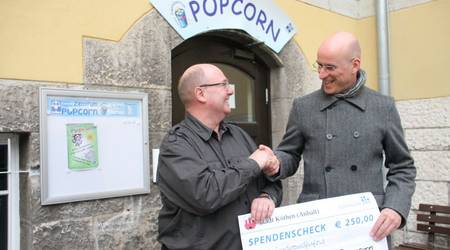 Grund zur Freude: Olaf Schwertfeger, Leiter des Jugendzentrums Popcorn erhält aus den Händen von Gerold Menzel den symbolischen Scheck über 250 Euro.