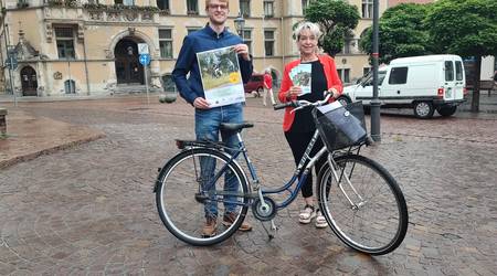 David Henseler (l.), Koordinator der Aktion STADTRADELN und Oberbürgermeisterin Christina Buchheim rufen zur Teilnahme auf.