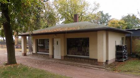 Blumenpavillon auf dem Friedhof