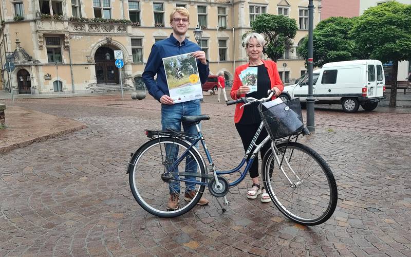 David Henseler (l.), Koordinator der Aktion STADTRADELN und Oberbürgermeisterin Christina Buchheim rufen zur Teilnahme auf.