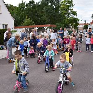 Die Mädchen und Jungen der Kita Spielkiste nahmen mit Rollern und Laufrädern die neue Straße in Besitz.