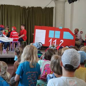 Viele Kinder sahen im Köthener Marstall das Stück Bei der Feuerwehr wird der Kaffee kalt, aufgeführt von der Theatergruppe der Evangelischen Grundschule.