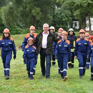 Oberbürgermeister Bernd Hauschild (Mitte) stattete dem Sommerlager der Jugendfeuerwehr einen Besuch ab.