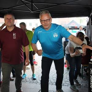 uch Köthens Oberbürgermeister Bernd Hauschild und Pfarrer Horst Leischner bewältigten den 1. St.-Jakob-Treppenlauf mit einer beachtlichen Zeit von 1:50 min.