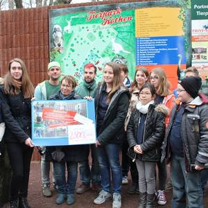 Schülerinnen und Schüler des Köthener Ludwigsgymnasiums übergeben den Spendenscheck in Höhe von 2500 Euro an den Tierpark