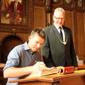 Christian Prokop (l.) trug sich im Beisein des Köthener Oberbürgermeisters Bernd Hauschild ins Ehrenbuch der Stadt Köthen ein.