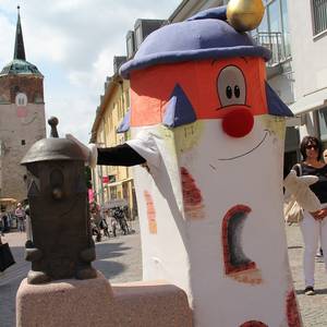 Halli ließ es sich nicht nehmen, mit seiner eigenen Statue zu posieren.