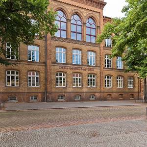 In der ehemaligen Johann-Sebastian-Bach-Schule lernen heute die Schüler des Ludwigsgymnasiums.