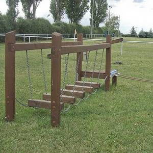 Spielplatz in Porst: Balancieren auf der Wackelsprossenkombination.