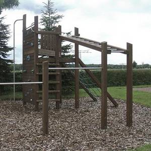 Klettern, Hangeln und Rutschen - alles möglich mit der Spielkombination auf dem Porster Spielplatz.